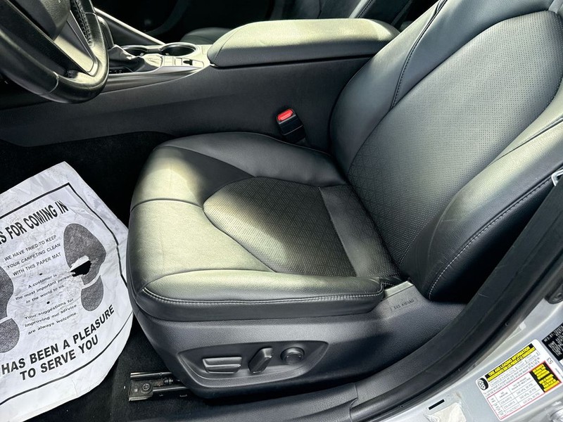 Toyota Camry Vehicle Full-screen Gallery Image 27