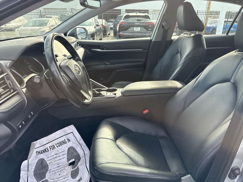 Toyota Camry Vehicle Full-screen Gallery Image 28