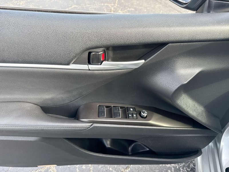 Toyota Camry Vehicle Full-screen Gallery Image 29