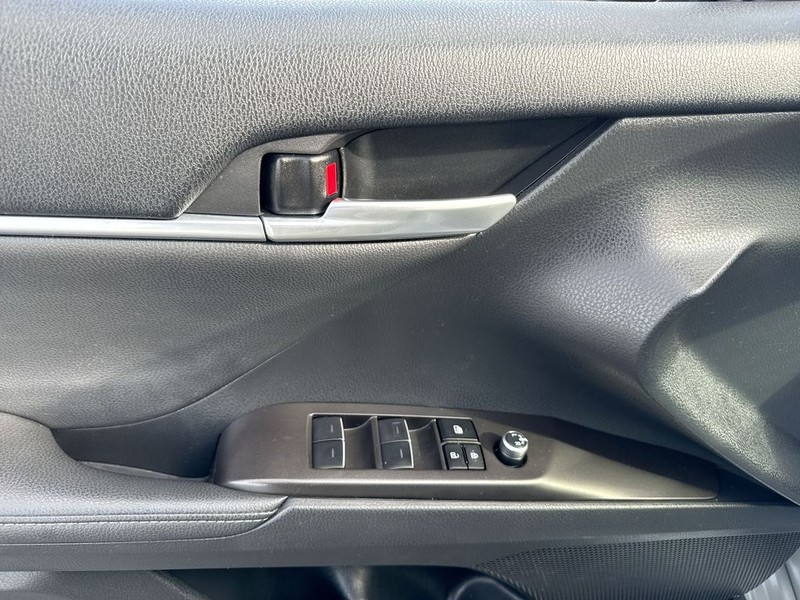 Toyota Camry Vehicle Full-screen Gallery Image 30