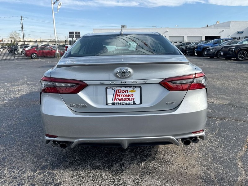 Toyota Camry Vehicle Full-screen Gallery Image 32