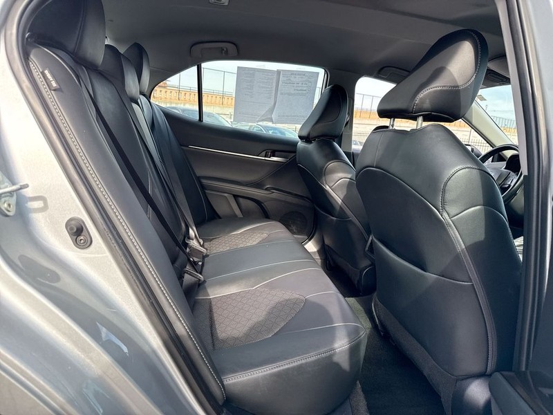 Toyota Camry Vehicle Full-screen Gallery Image 33