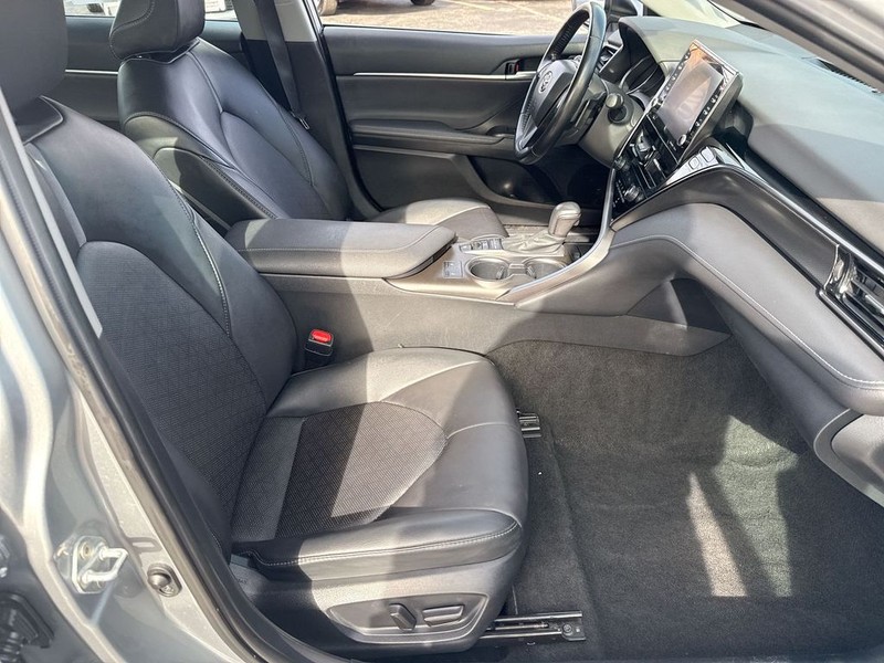 Toyota Camry Vehicle Full-screen Gallery Image 34