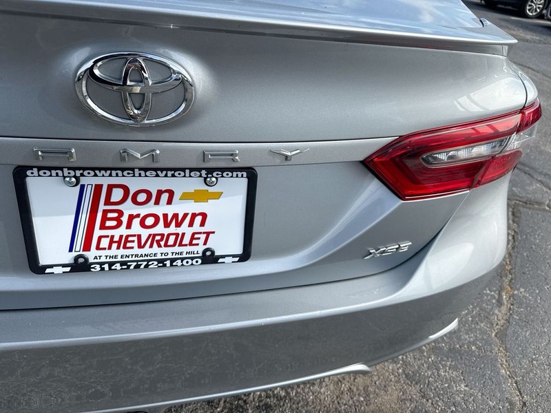 Toyota Camry Vehicle Full-screen Gallery Image 38