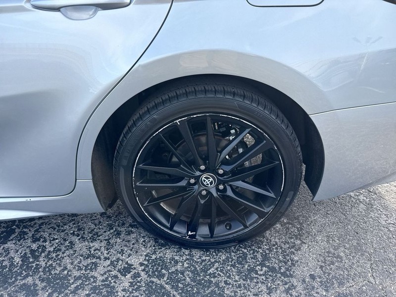 Toyota Camry Vehicle Full-screen Gallery Image 39