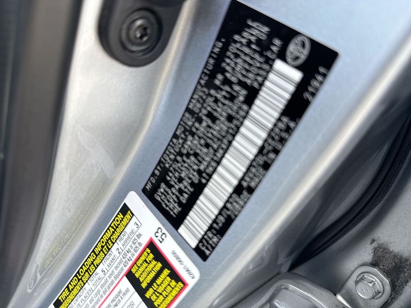 Toyota Camry Vehicle Full-screen Gallery Image 40