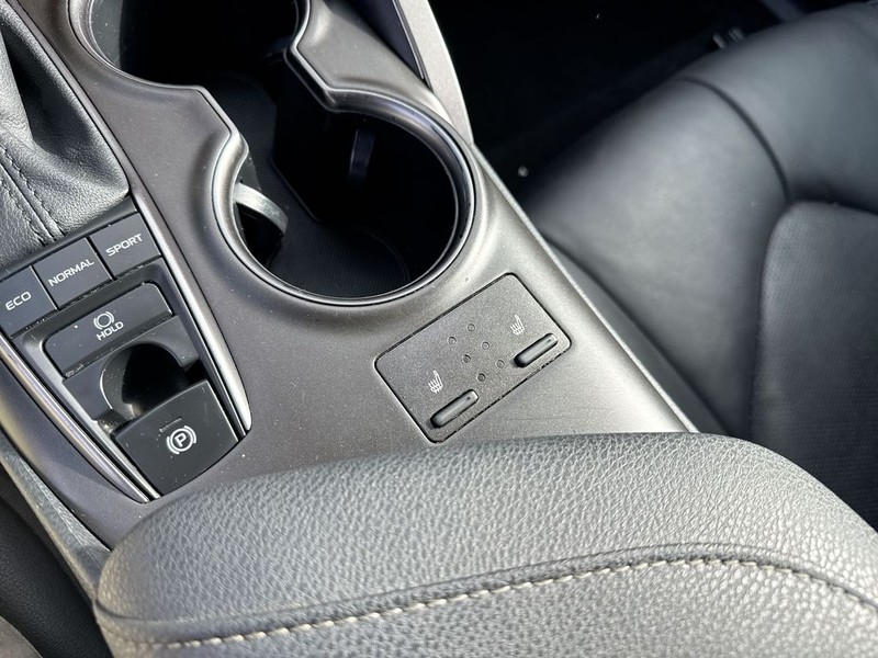 Toyota Camry Vehicle Full-screen Gallery Image 41