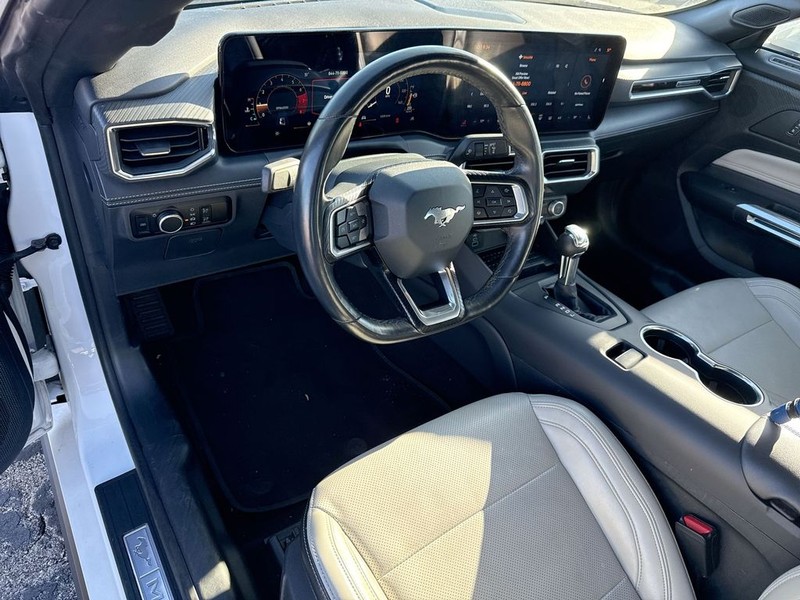 Ford Mustang Vehicle Full-screen Gallery Image 17