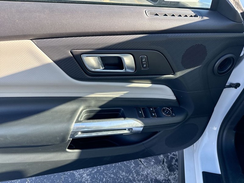 Ford Mustang Vehicle Full-screen Gallery Image 29