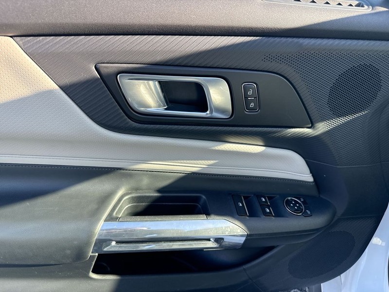 Ford Mustang Vehicle Full-screen Gallery Image 30