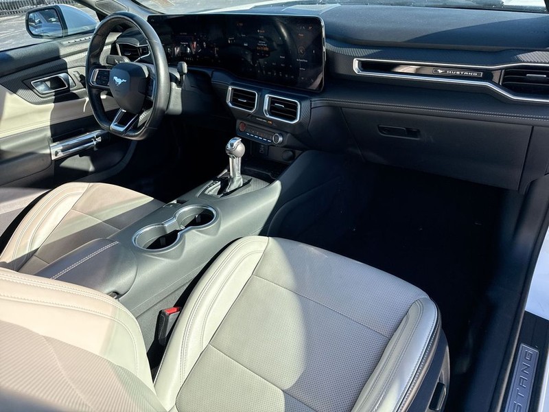 Ford Mustang Vehicle Full-screen Gallery Image 35