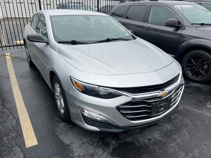 Chevrolet Malibu Vehicle Full-screen Gallery Image 3
