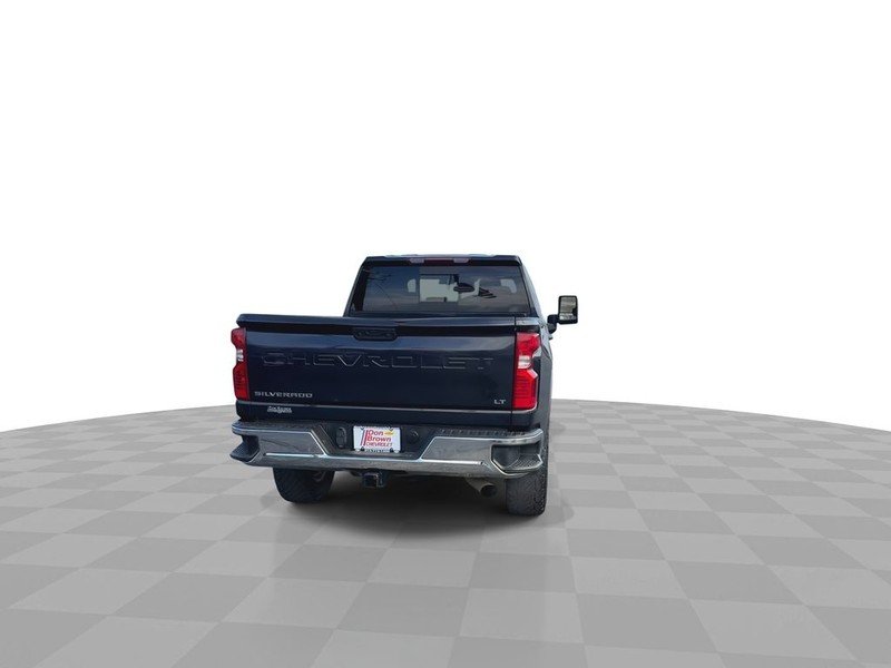 Chevrolet Silverado 2500HD Vehicle Full-screen Gallery Image 11