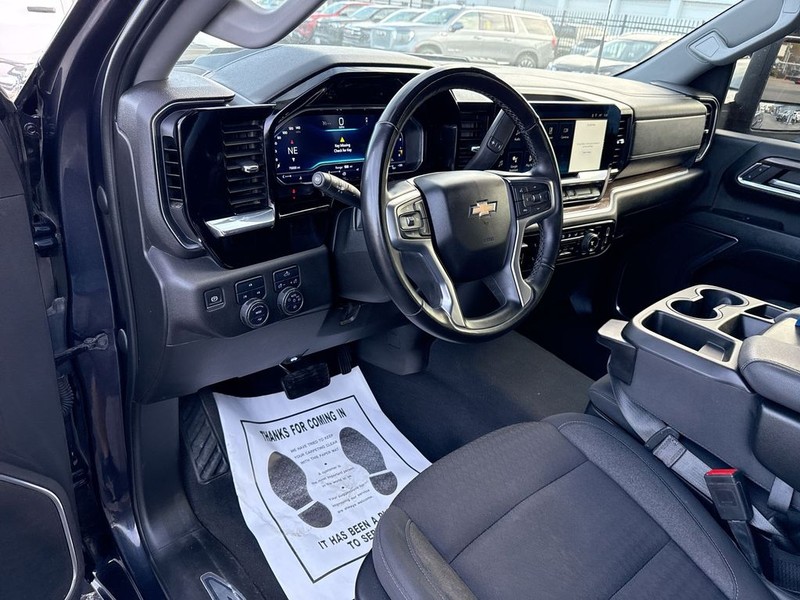 Chevrolet Silverado 2500HD Vehicle Full-screen Gallery Image 17