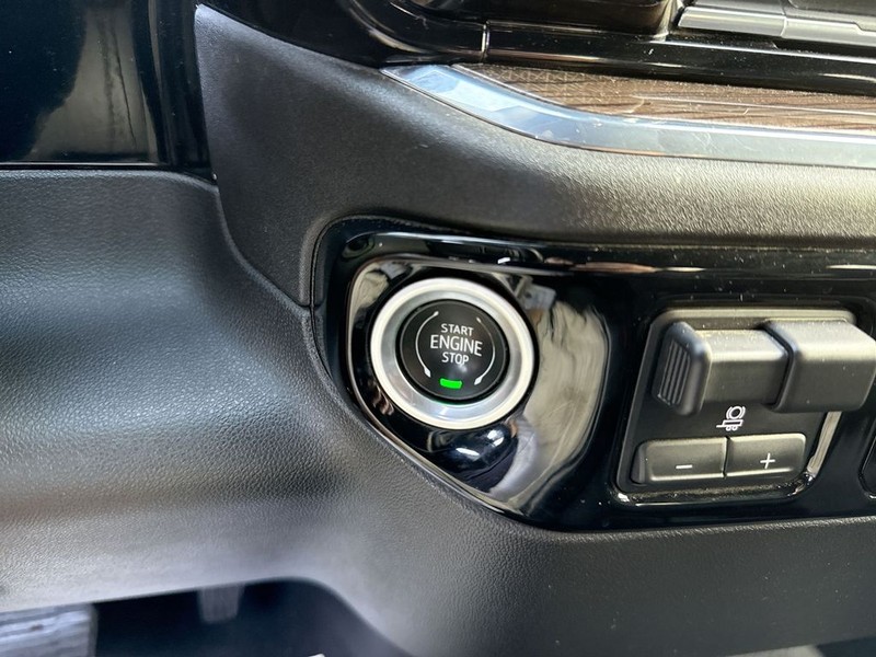 Chevrolet Silverado 2500HD Vehicle Full-screen Gallery Image 24