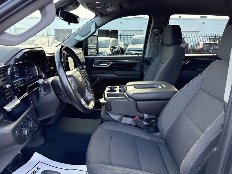 Chevrolet Silverado 2500HD Vehicle Full-screen Gallery Image 28