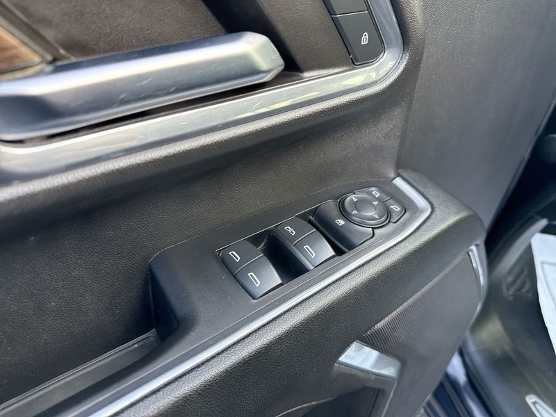 Chevrolet Silverado 2500HD Vehicle Full-screen Gallery Image 30