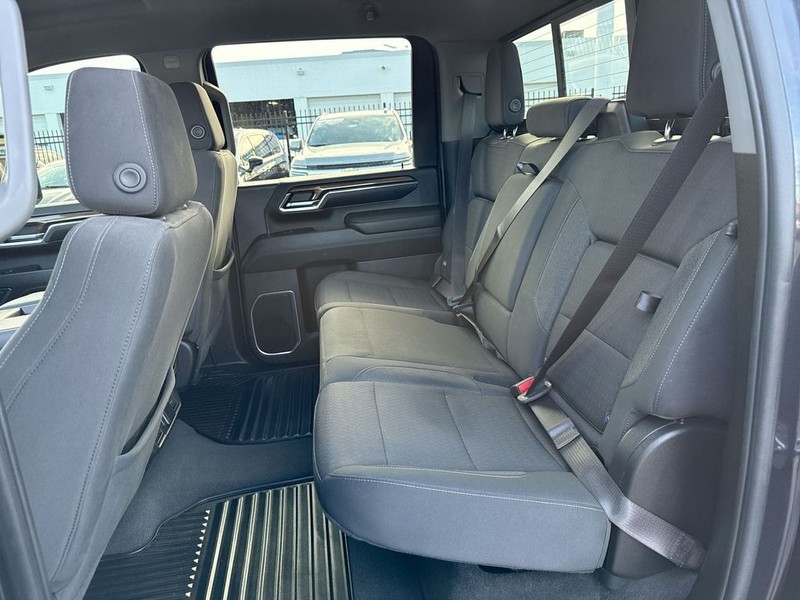 Chevrolet Silverado 2500HD Vehicle Full-screen Gallery Image 31