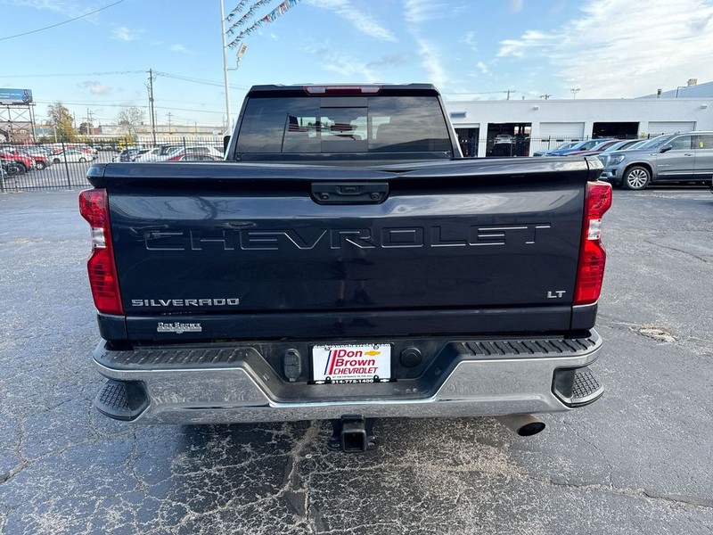 Chevrolet Silverado 2500HD Vehicle Full-screen Gallery Image 32