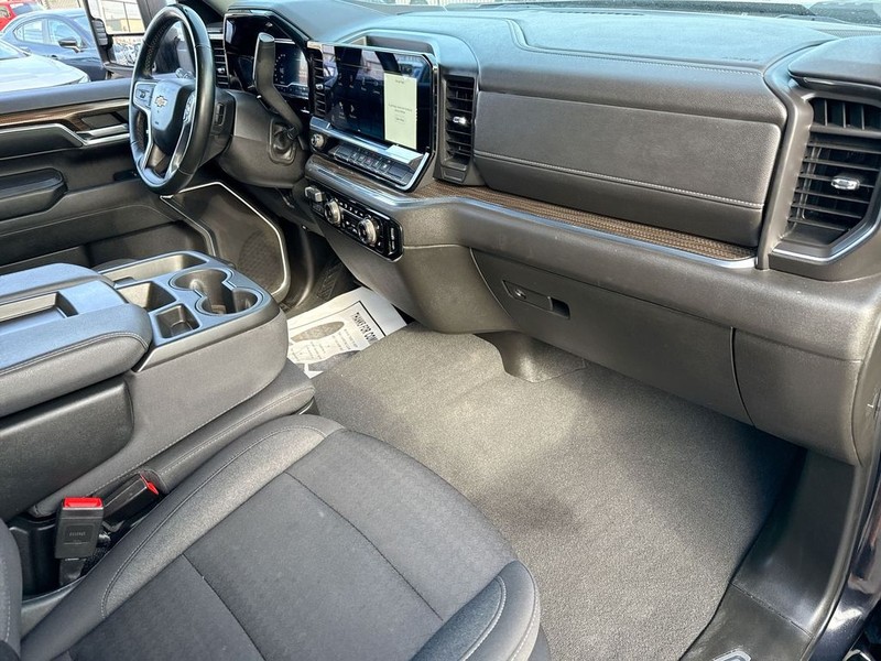 Chevrolet Silverado 2500HD Vehicle Full-screen Gallery Image 35