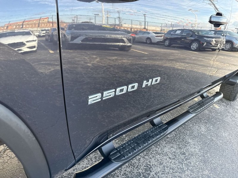 Chevrolet Silverado 2500HD Vehicle Full-screen Gallery Image 38