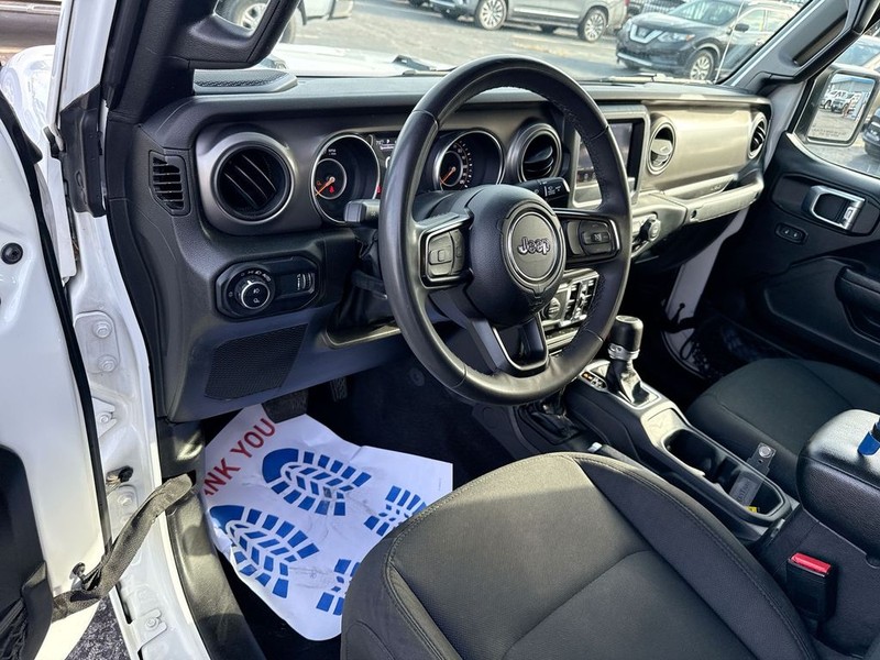 Jeep Gladiator Vehicle Full-screen Gallery Image 17