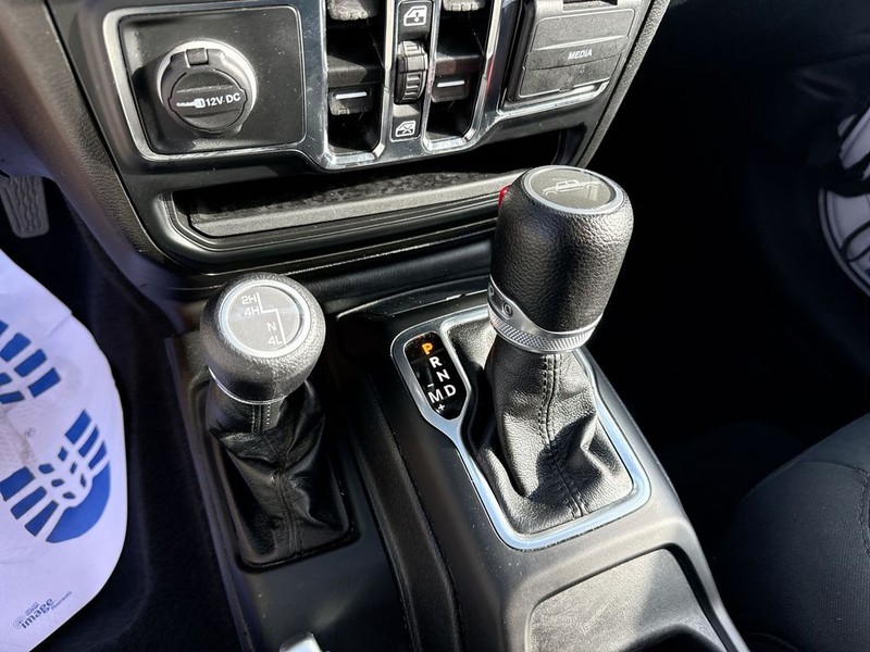 Jeep Gladiator Vehicle Full-screen Gallery Image 23