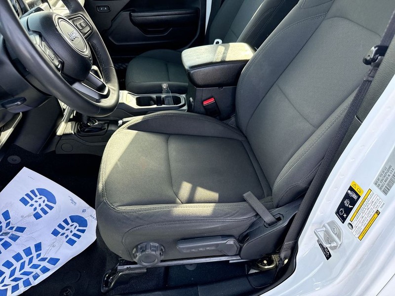 Jeep Gladiator Vehicle Full-screen Gallery Image 27