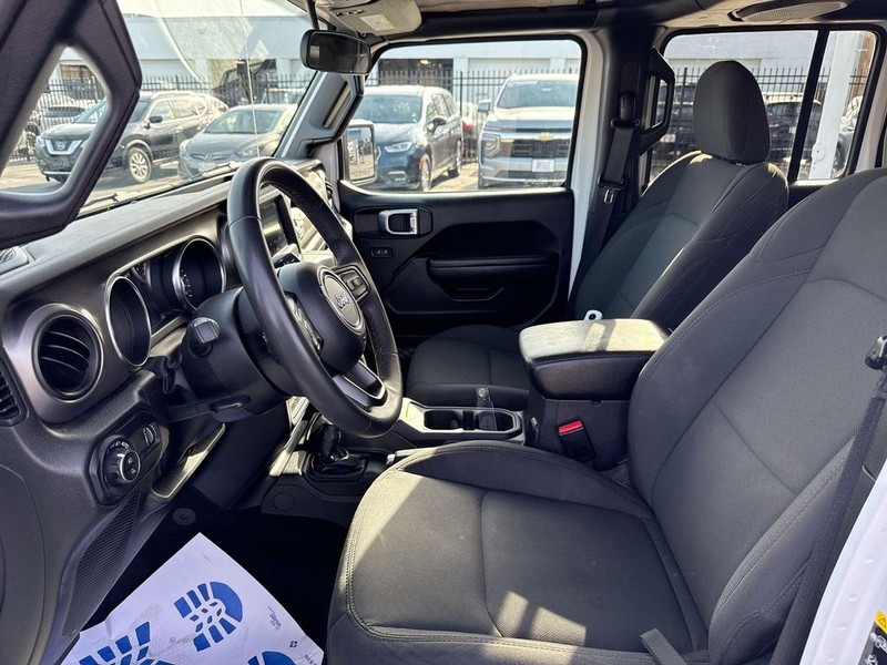 Jeep Gladiator Vehicle Full-screen Gallery Image 28