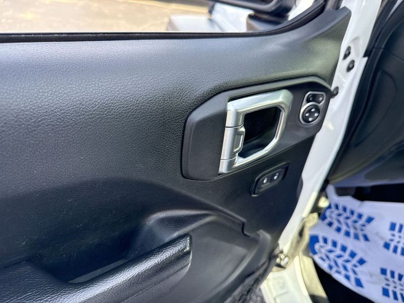 Jeep Gladiator Vehicle Full-screen Gallery Image 30