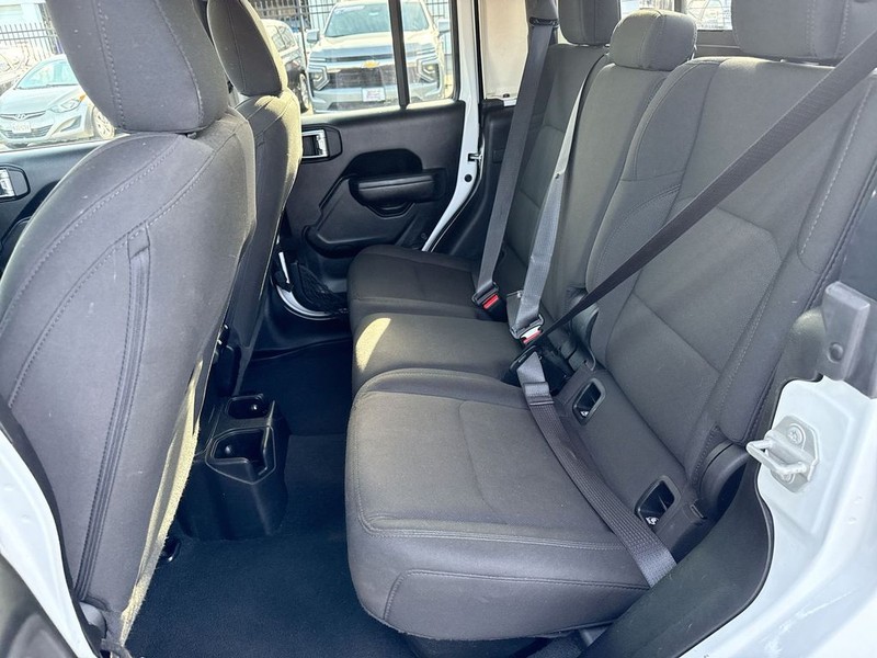 Jeep Gladiator Vehicle Full-screen Gallery Image 31