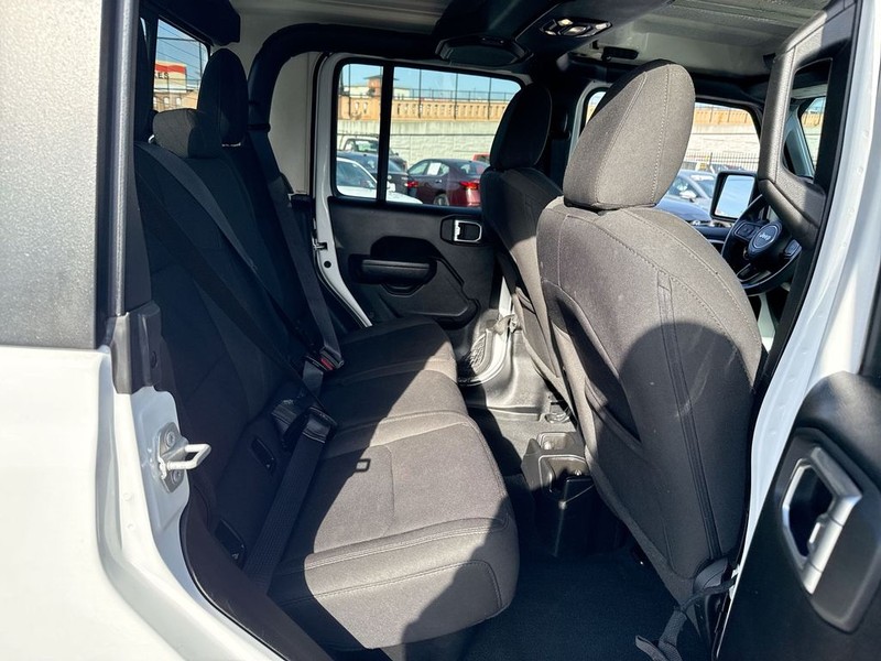 Jeep Gladiator Vehicle Full-screen Gallery Image 33