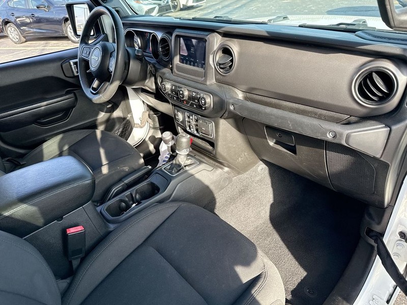 Jeep Gladiator Vehicle Full-screen Gallery Image 35