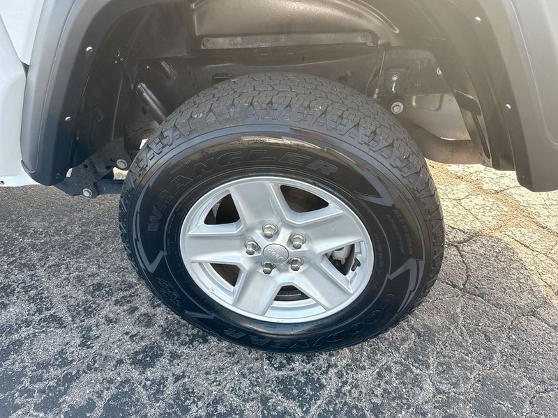 Jeep Gladiator Vehicle Full-screen Gallery Image 39