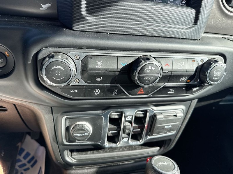 Jeep Gladiator Vehicle Full-screen Gallery Image 41