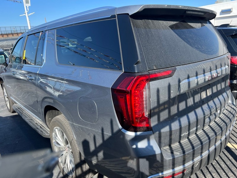GMC Yukon XL Vehicle Full-screen Gallery Image 4