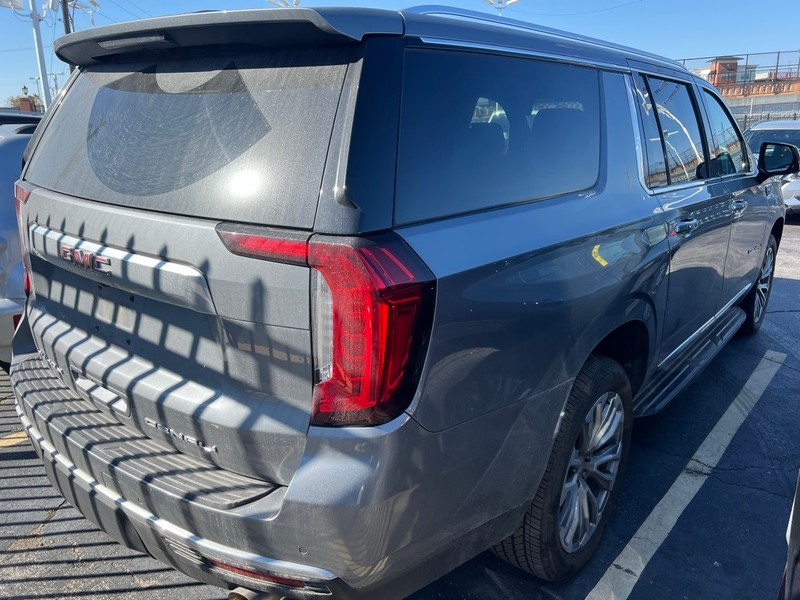 GMC Yukon XL Vehicle Full-screen Gallery Image 6