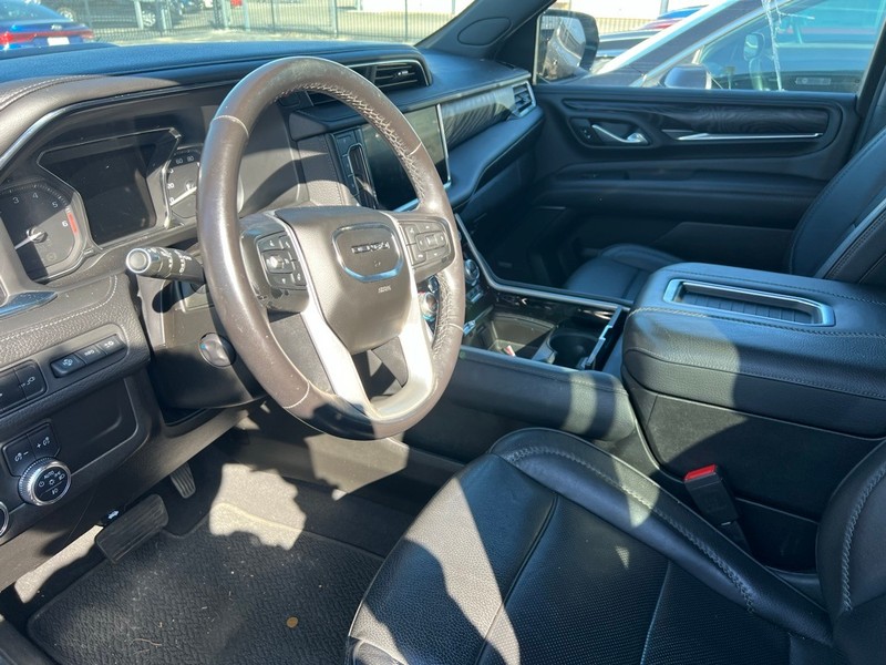 GMC Yukon XL Vehicle Full-screen Gallery Image 7