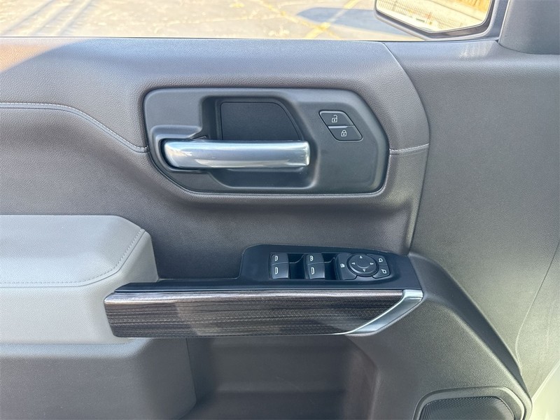 Chevrolet Silverado 1500 LTD Vehicle Full-screen Gallery Image 25