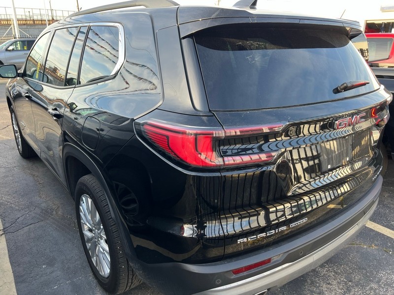 GMC Acadia Vehicle Full-screen Gallery Image 4