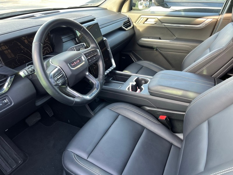 GMC Acadia Vehicle Full-screen Gallery Image 7