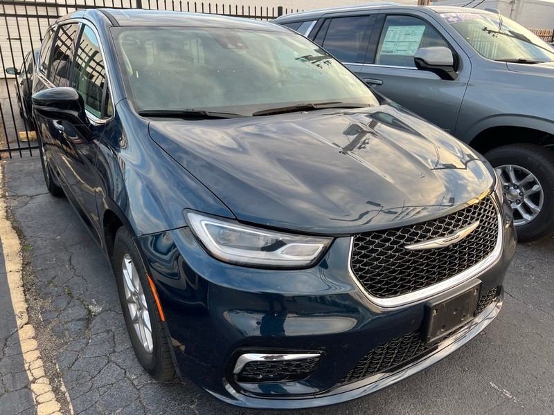 Chrysler Pacifica Vehicle Full-screen Gallery Image 3