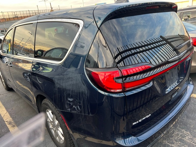 Chrysler Pacifica Vehicle Full-screen Gallery Image 4