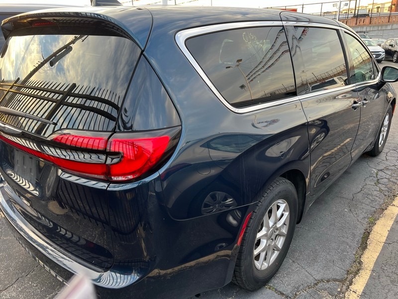 Chrysler Pacifica Vehicle Full-screen Gallery Image 6