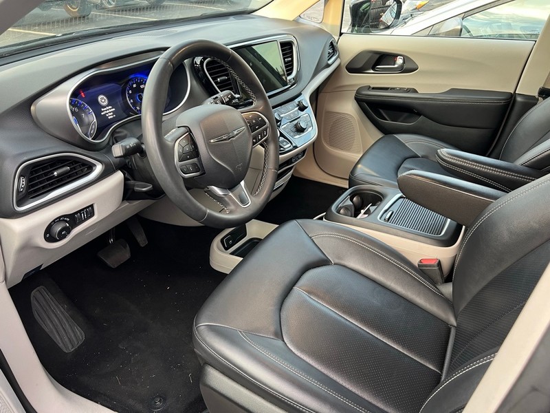 Chrysler Pacifica Vehicle Full-screen Gallery Image 7