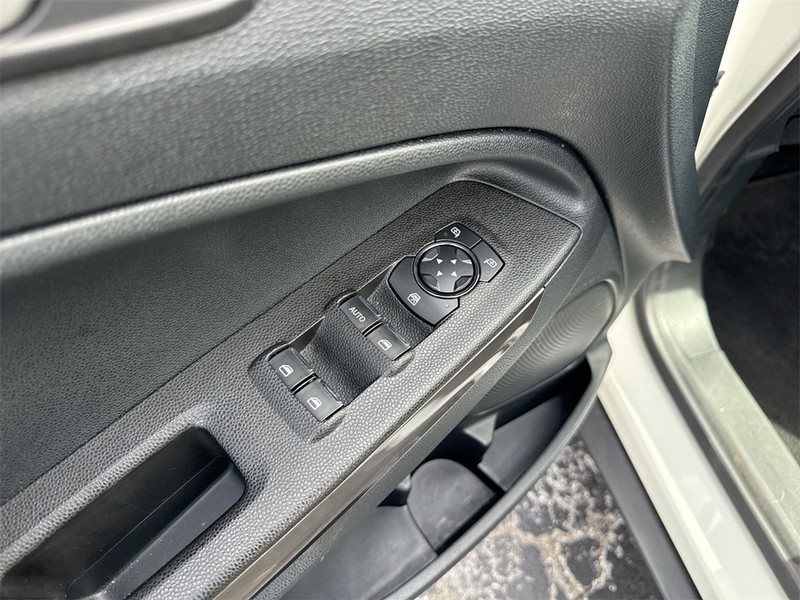 Ford EcoSport Vehicle Full-screen Gallery Image 27