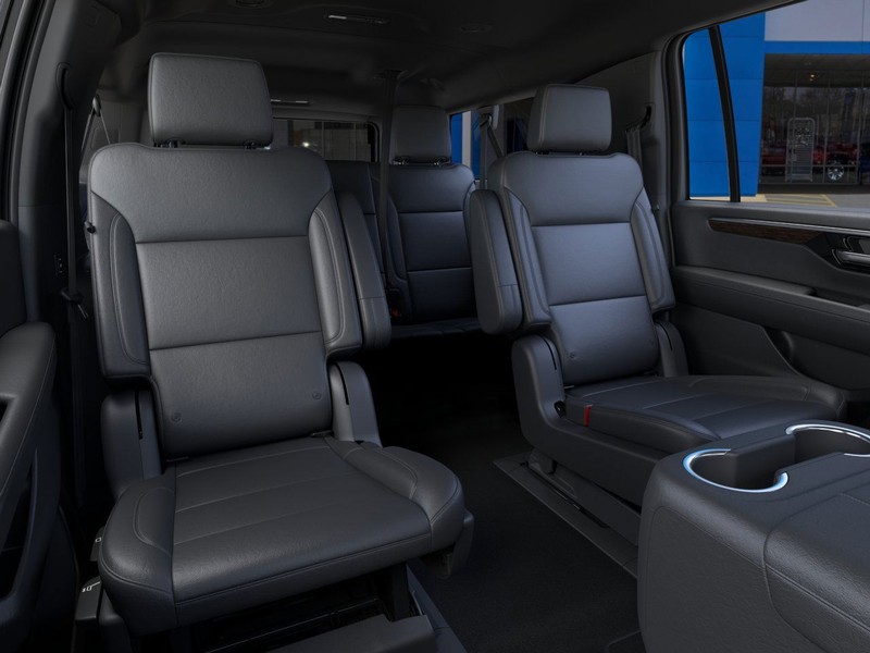 Chevrolet Suburban Vehicle Full-screen Gallery Image 17