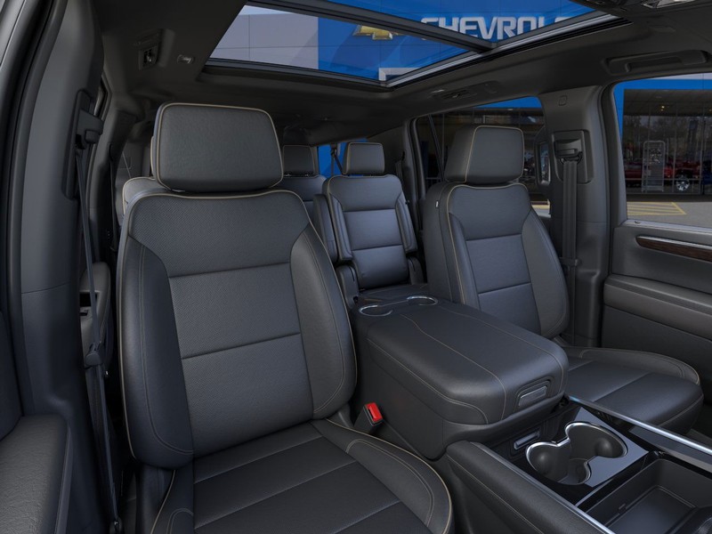 Chevrolet Suburban Vehicle Full-screen Gallery Image 16