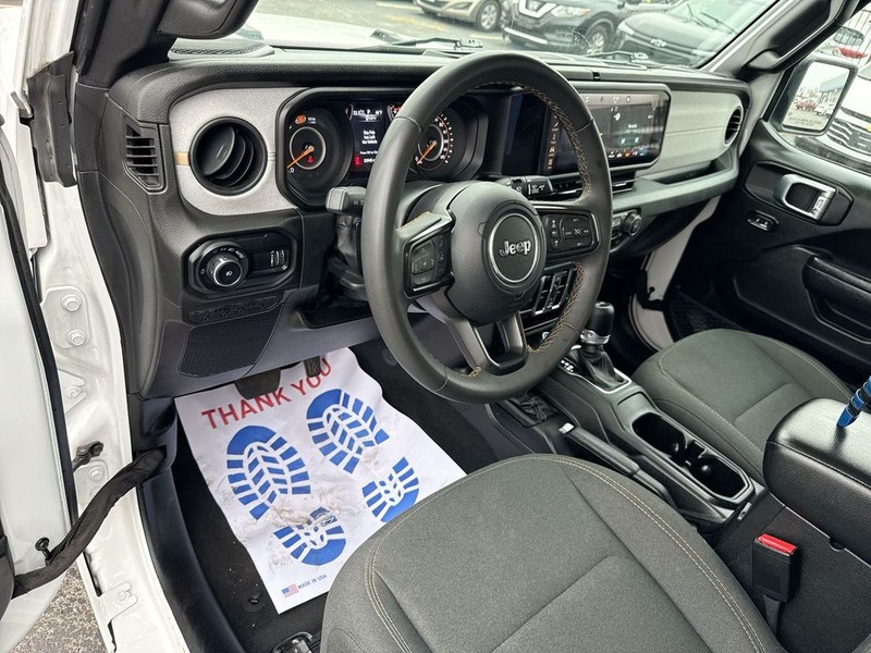 Jeep Wrangler Vehicle Full-screen Gallery Image 17