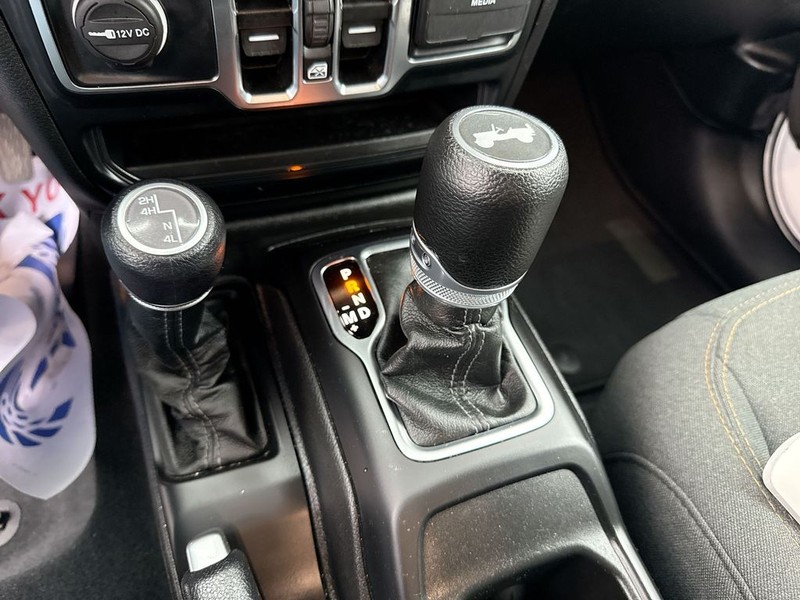 Jeep Wrangler Vehicle Full-screen Gallery Image 23